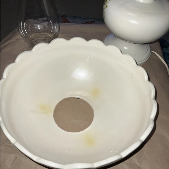 Vintage Rare Beautiful Floral Fenton Milk Hurricane Parlor Lamp Signed 1976 - Picture 13 of 16